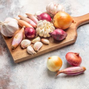 Trik Kupas Bawang Tanpa Air Mata yang Wajib Kamu Coba